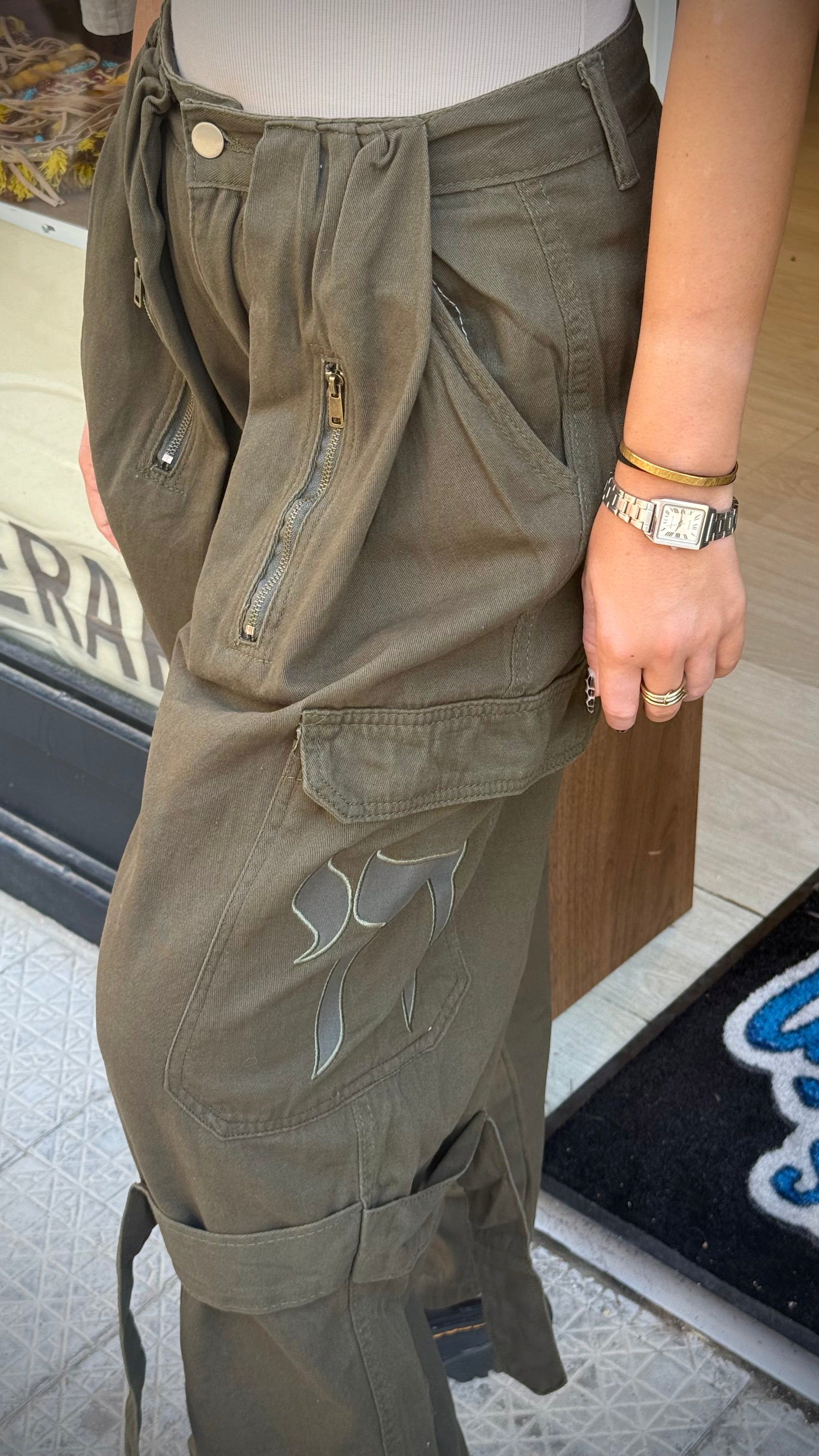 Alive & bold חי cargo