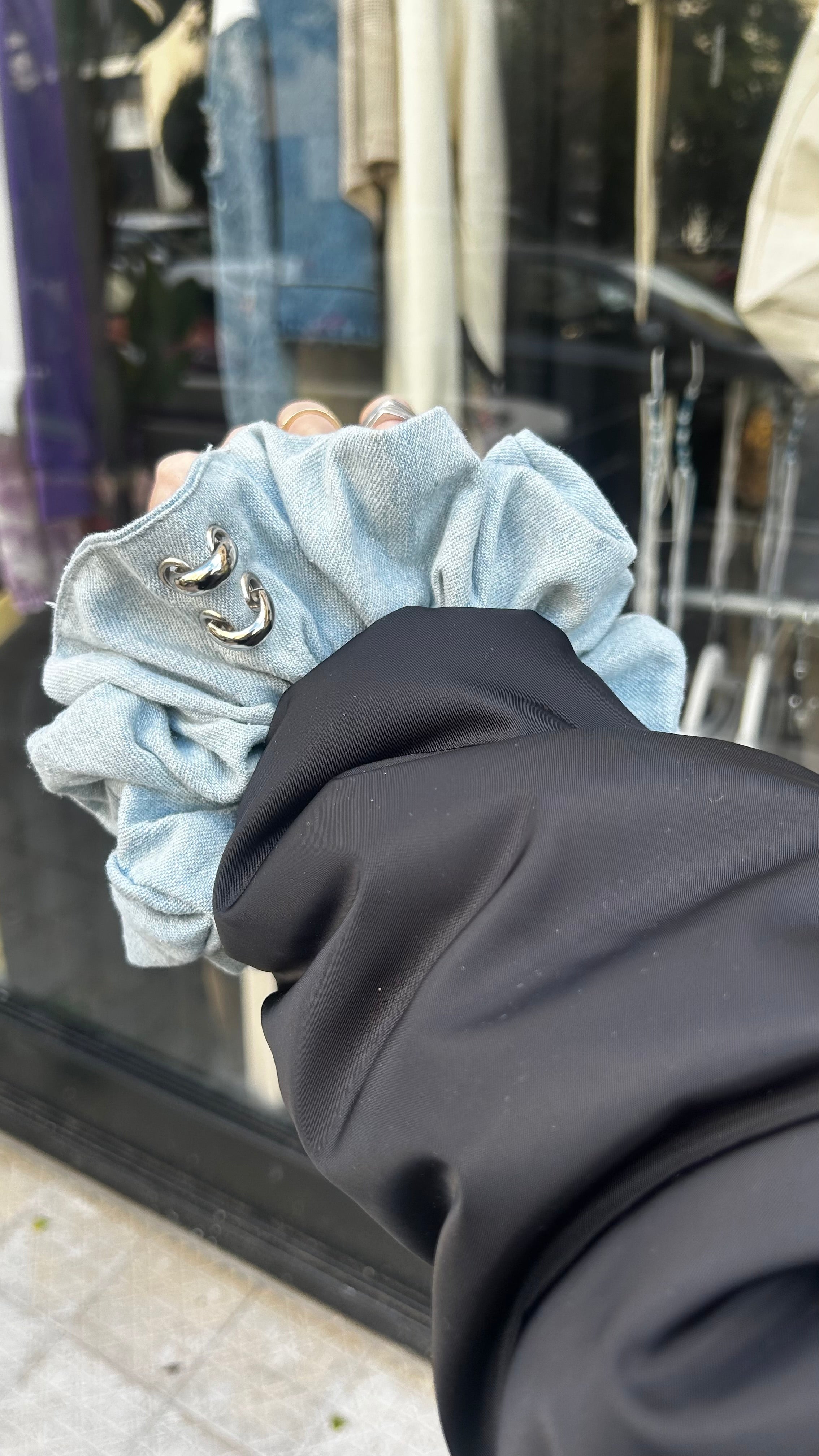 Denim geant scrunchie