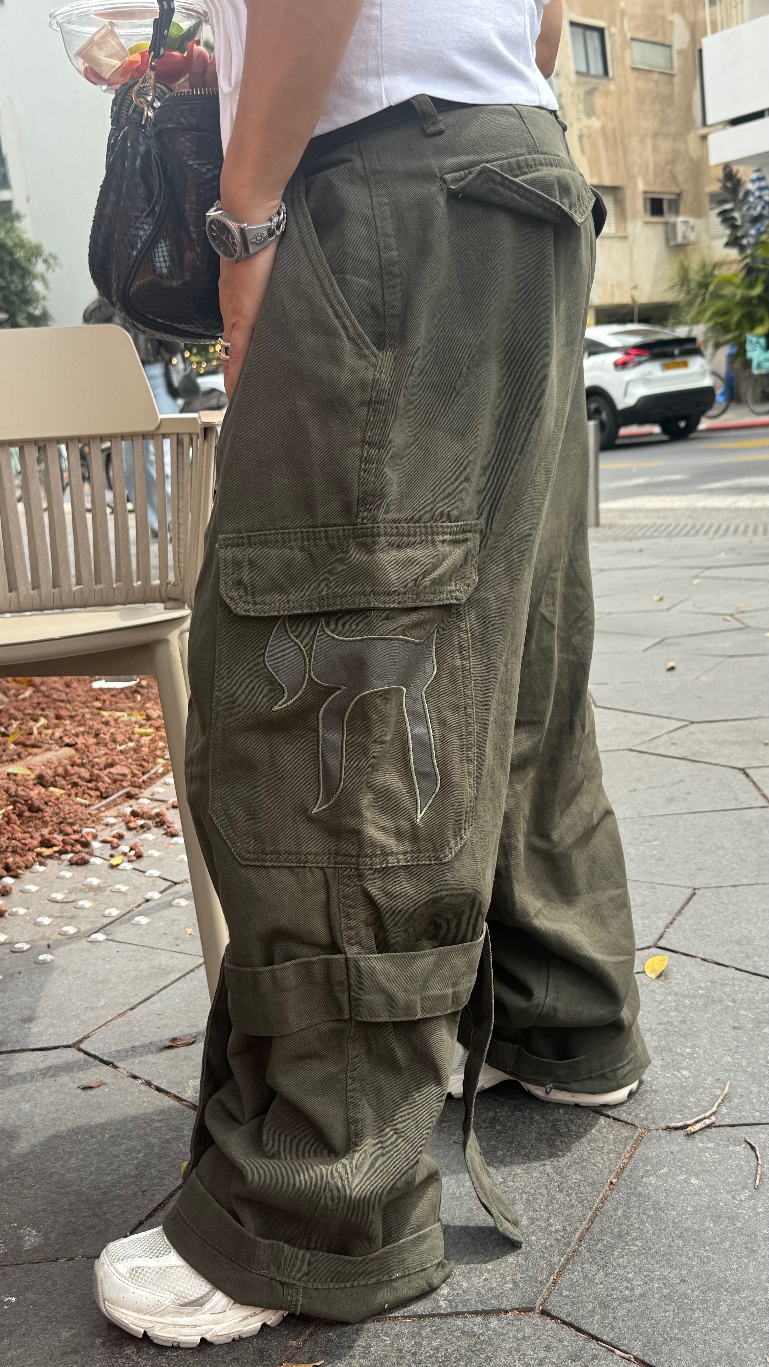 Alive & bold חי cargo