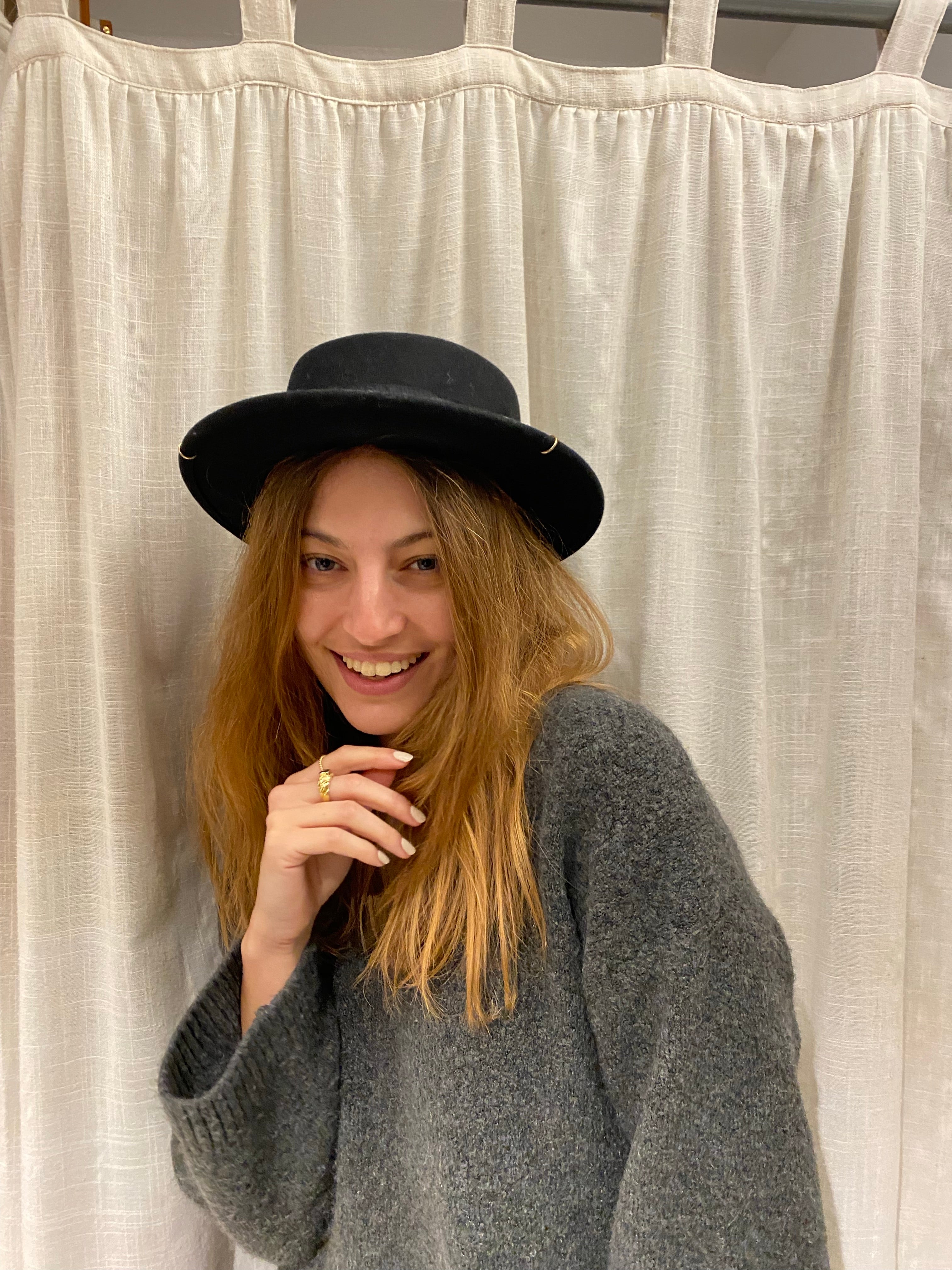 Amelia hat