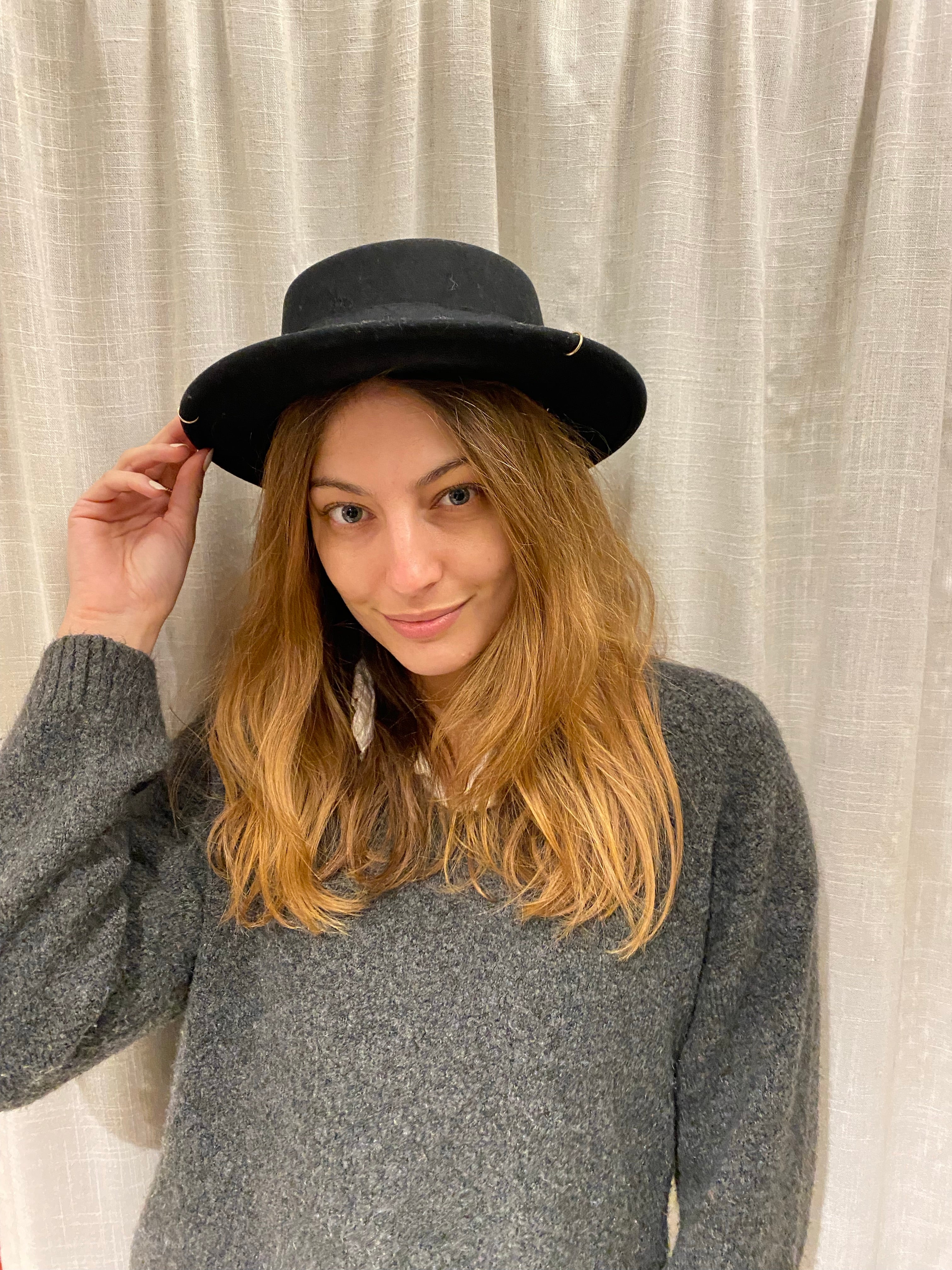 Amelia hat
