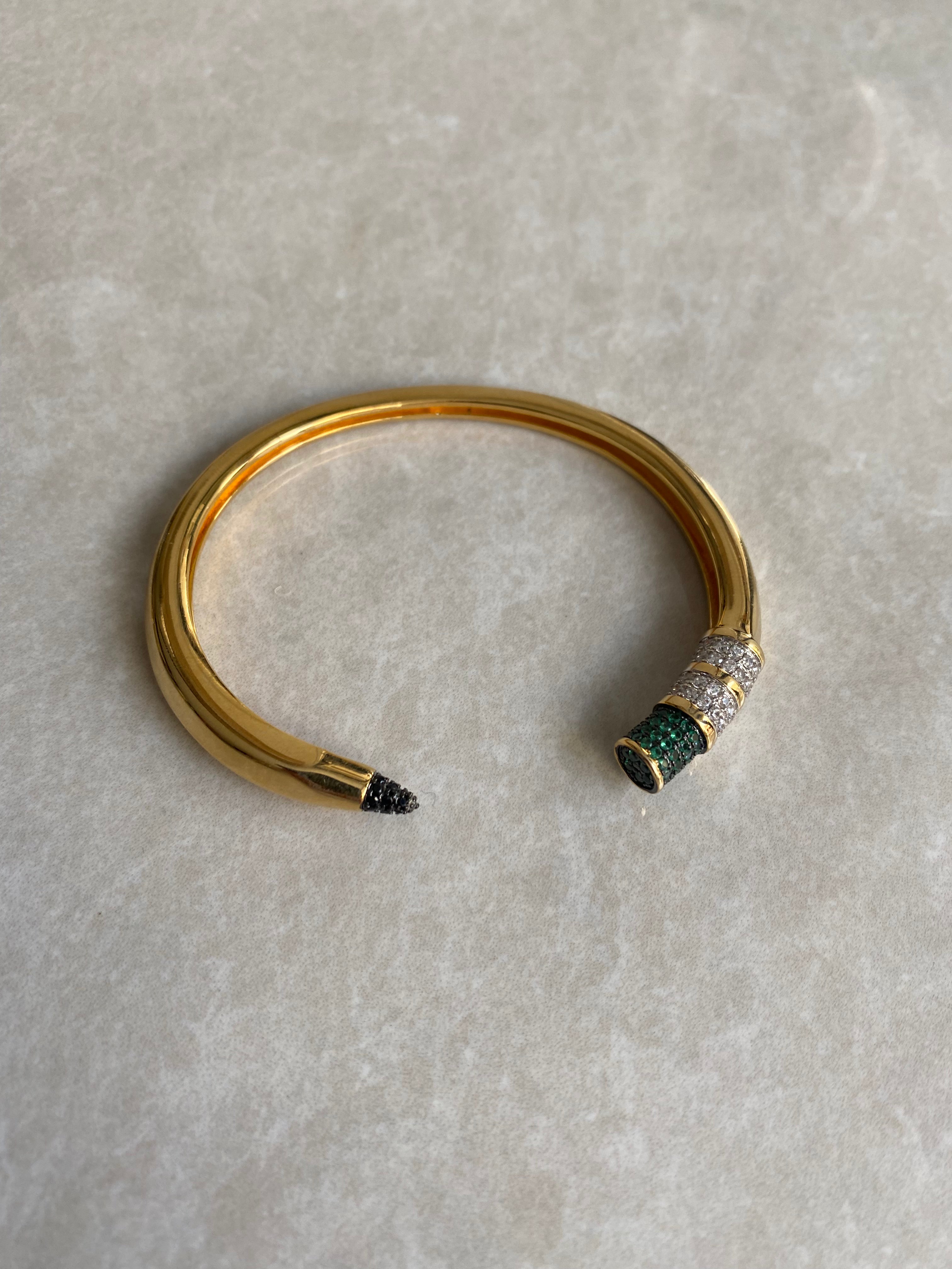Gold bracelet crayon