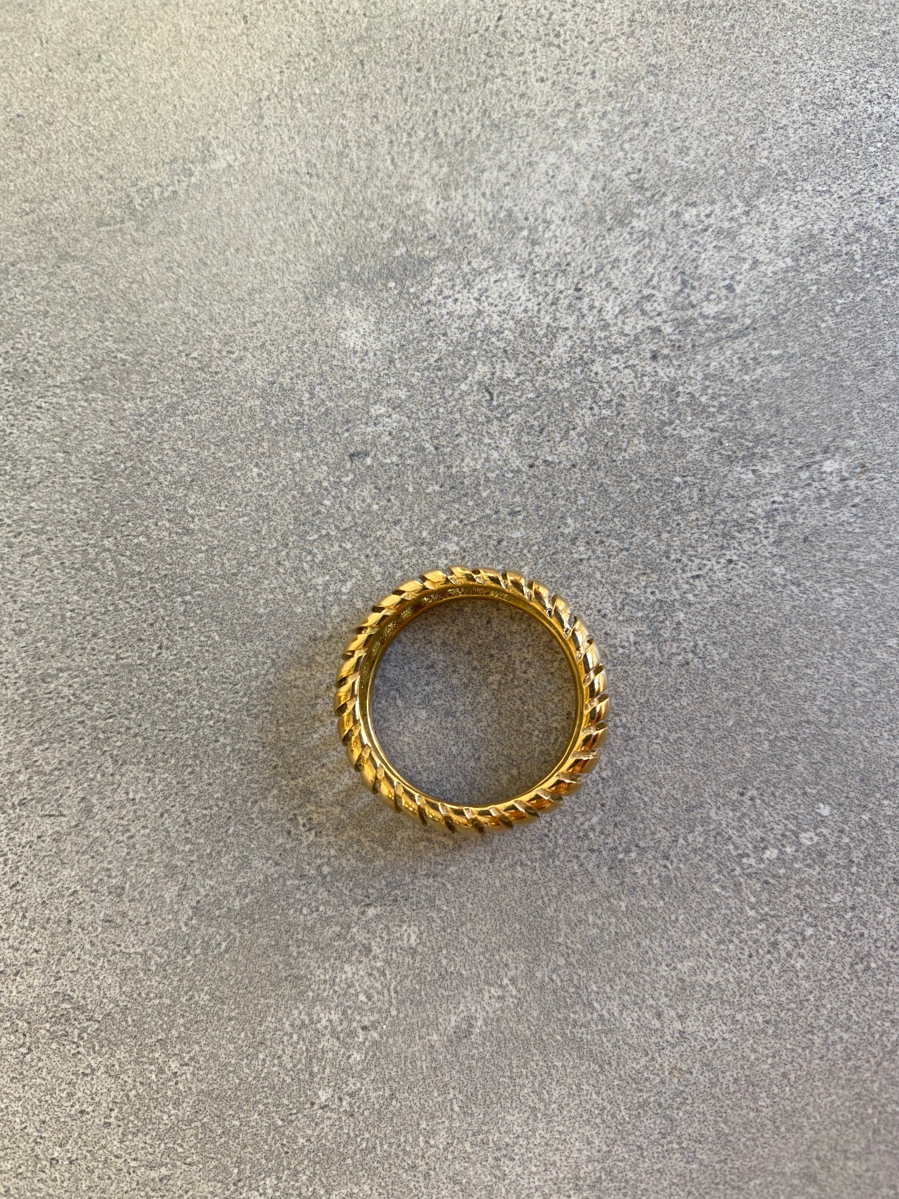 Mia ring