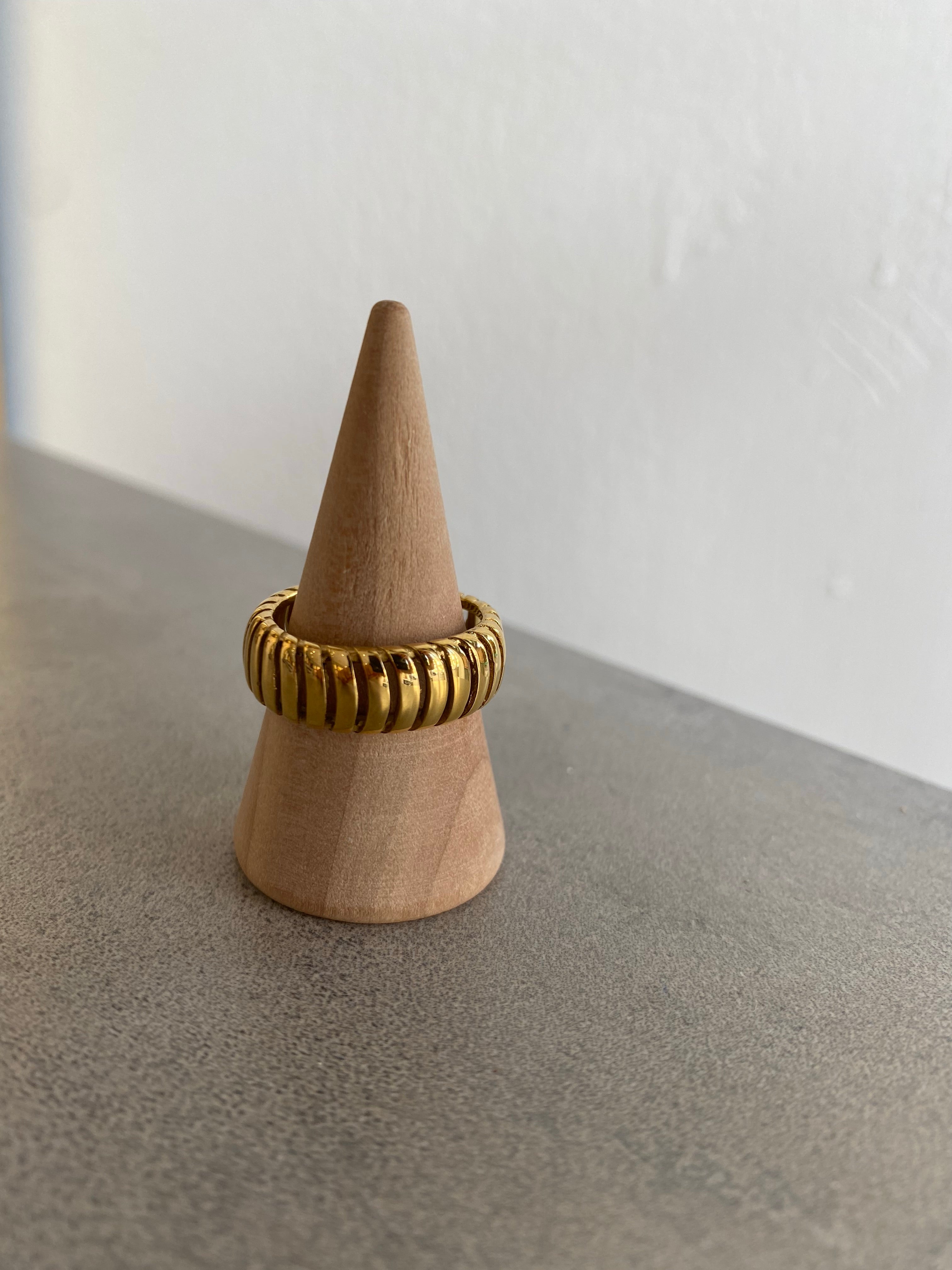 Mia ring
